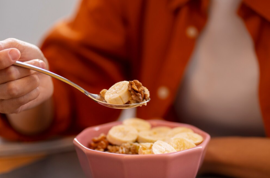 A castanha-do-Pará é fácil de incluir na dieta, seja como lanche ou como complemento de receitas. imagem: Freepik