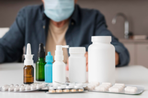 Reviravolta: Justiça proíbe farmacêuticos de prescreverem remédios! Saiba mais 2 As farmácias de manipulação que produzem medicamentos personalizados seguem padrões rigorosos de qualidade e segurança. Imagem: Freepik