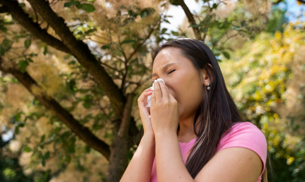 As infecções respiratórias, como resfriados e sinusites, podem se tornar mais frequentes devido às mudanças climáticas bruscas e ao uso excessivo de ar condicionado. Imagem: Freepik