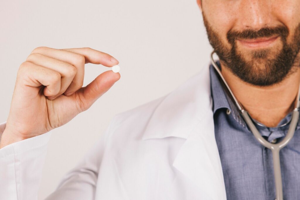 Para que serve o remédio Cetoprofeno? 1 A dosagem do Cetoprofeno varia conforme a forma e a condição clínica do paciente. Imagem: Freepik