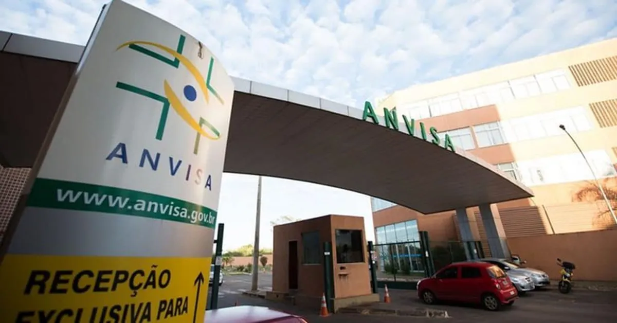 Fachada da sede da Anvisa, responsável pela regulamentação e aprovação de medicamentos no Brasil.