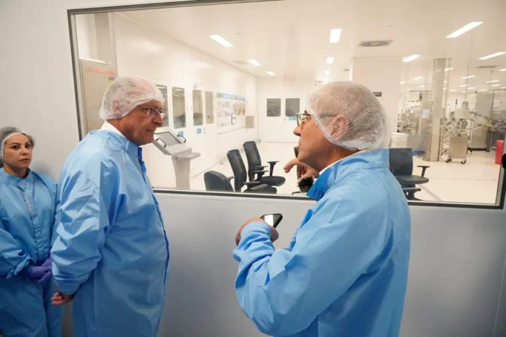 Visita à unidade de produção do insumo para fabricação de remédios de doenças autoimunes.