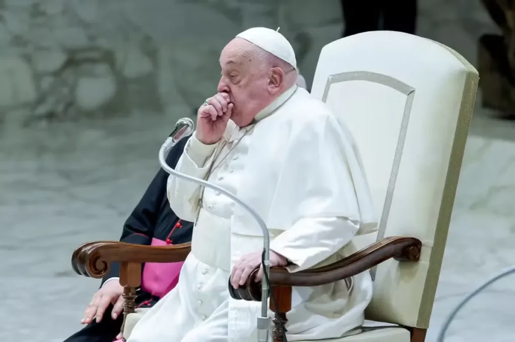 Papa Francisco tossindo durante um evento oficial, ilustrando sua condição de saúde.