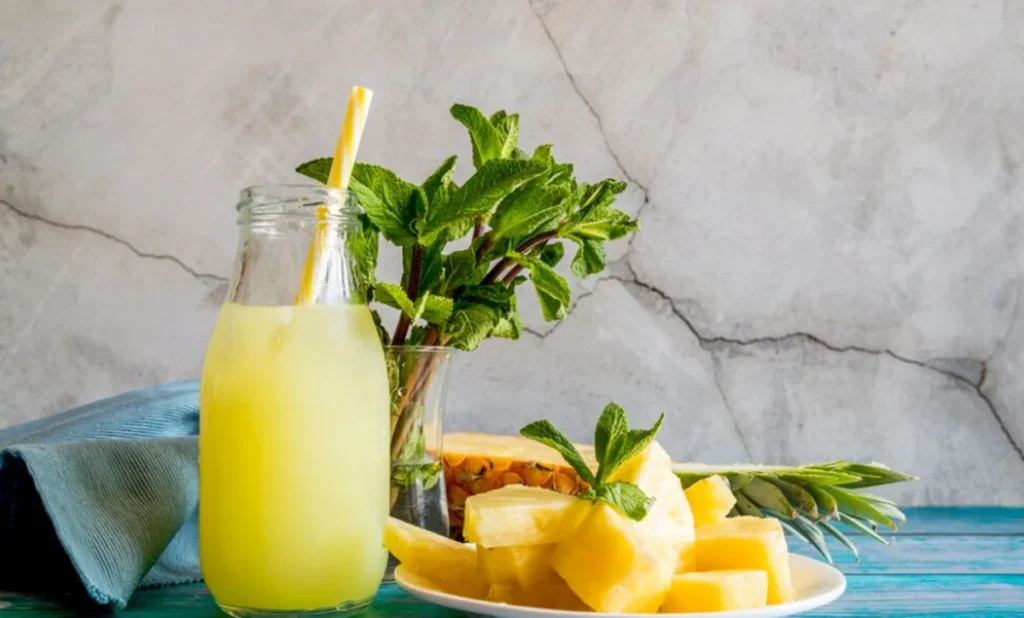 Suco de abacaxi com hortelã, refrescante e saudável