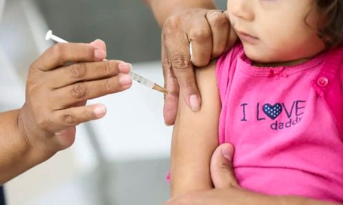 Casos de sarampo voltam a aparecer: saiba como se proteger! 1 "Criança recebendo uma vacina na parte superior do braço por um profissional de saúde.