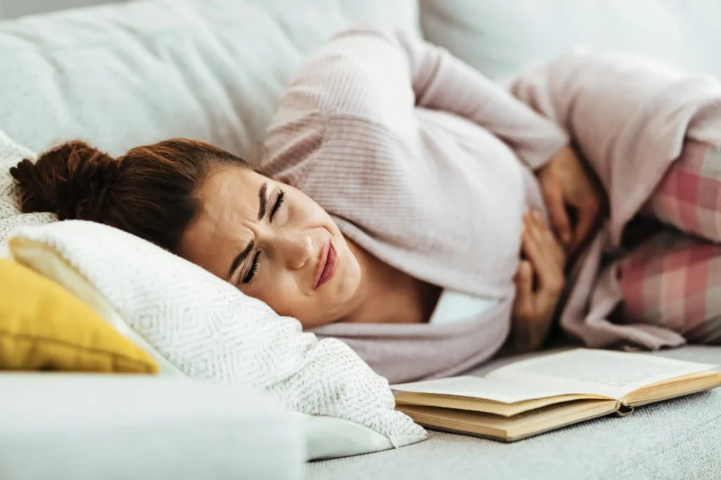 Endometriose: conheça os sinais e cuide da sua saúde 1 Mulher sentindo cólica menstrual devido a endometriose
