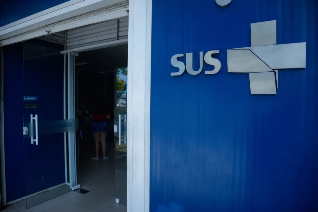 Placa do Sistema Único de Saúde (SUS) em unidade de saúde.